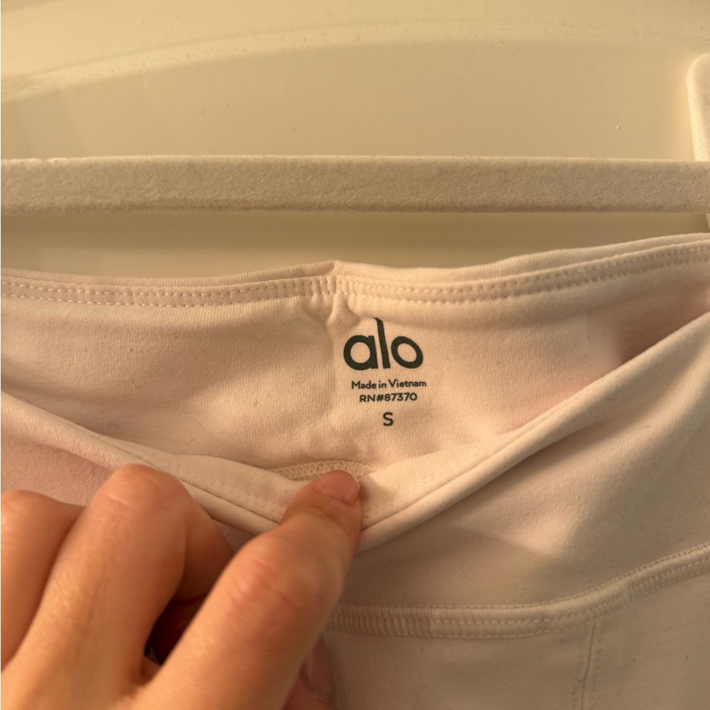 ALO Yoga Airbrush High-Waist Flutter Legging in Ivory - Picture 4 of 4
